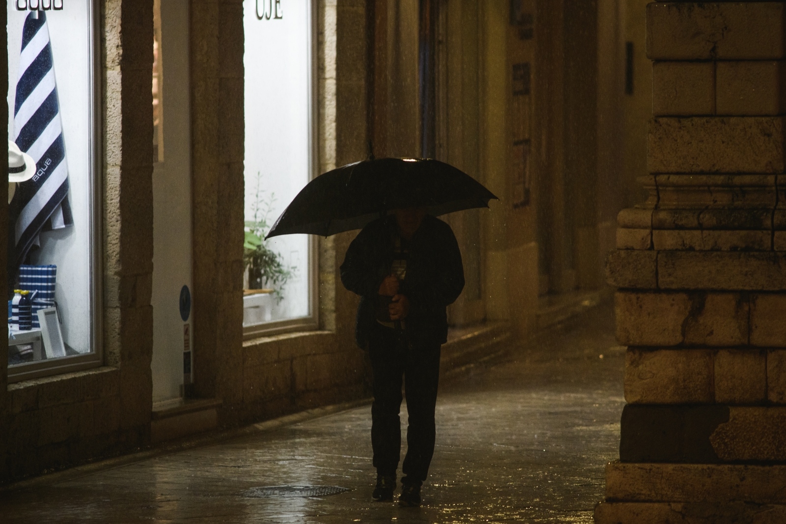 Kiša je potopila ulice grada. Jesen je stigla u svom svojem sjaju