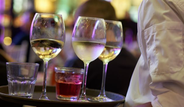Konobar, piće