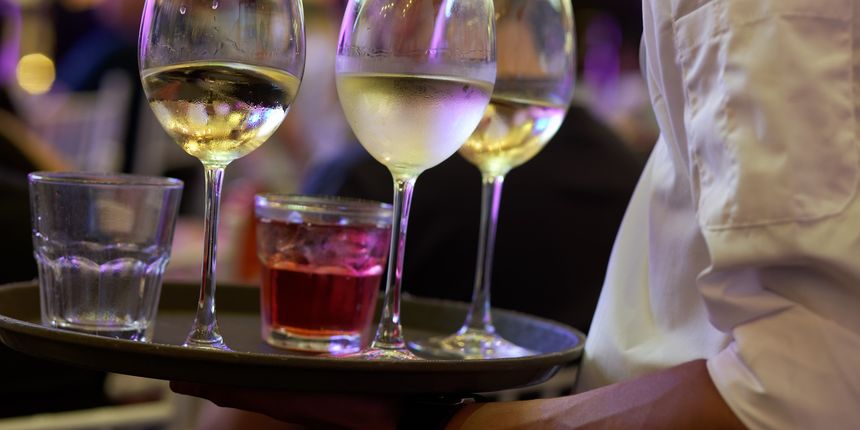 Konobar, piće Konobar, piće