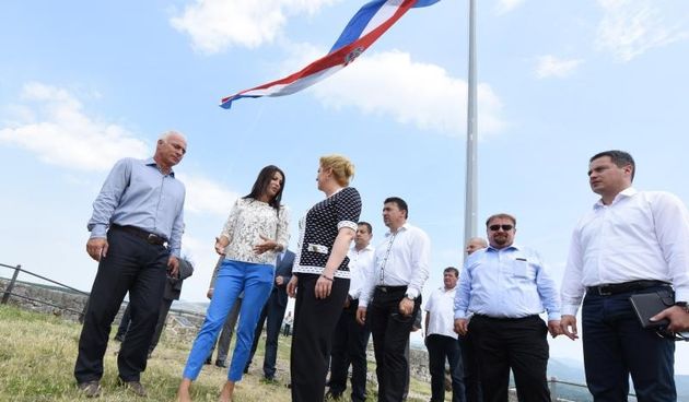 Predsjednica Republike Hrvatske Kolinda Grabar-Kitarovic sastala se s predstavnicima Sibensko-kninske zupanije, grada Knina i predstavnicima braniteljskih udruga u staroj gradskoj vijecnici tvrdjavi. Predsjednica je u prtanji gradonacelnice Josipe Rimac o