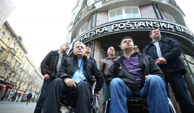 Zagreb – Predstavnici branitelja na celu sa Djurom Glogoskim i Josipom Klemom u Hrvatskoj postanskoj bancii uplatili su 8900 kuna za Imunoloski zavod. Photo: Sanjin Strukic/PIXSELL