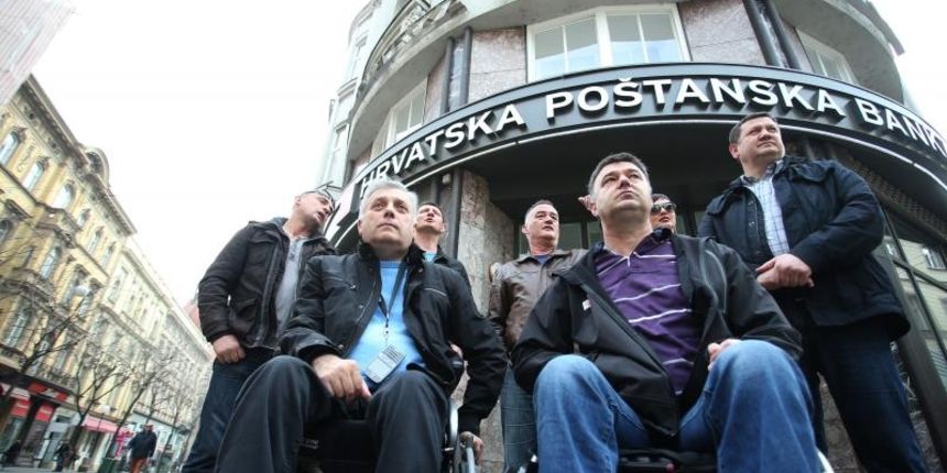 Zagreb – Predstavnici branitelja na celu sa Djurom Glogoskim i Josipom Klemom u Hrvatskoj postanskoj bancii uplatili su 8900 kuna za Imunoloski zavod. Photo: Sanjin Strukic/PIXSELL Zagreb – Predstavnici branitelja na celu sa Djurom Glogoskim i Josipom Klemom u Hrvatskoj postanskoj bancii uplatili su 8900 kuna za Imunoloski zavod. Photo: Sanjin Strukic/PIXSELL