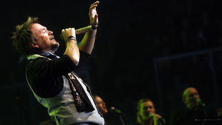 Varazdin, 051210.
U gradskoj sportskoj dvorani na Dravi odrzava se humanitarna akcija “U rukama andjela”, u kojoj se skuplja novac za projekt Asistent u nastavi.
Na koncertu nastupaju Bambi Molesters, Feminem
Gibonni, Jaques, Klapa Kampanel, Lana Jurcevic