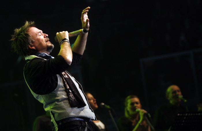 Varazdin, 051210.
U gradskoj sportskoj dvorani na Dravi odrzava se humanitarna akcija “U rukama andjela”, u kojoj se skuplja novac za projekt Asistent u nastavi.
Na koncertu nastupaju Bambi Molesters, Feminem
Gibonni, Jaques, Klapa Kampanel, Lana Jurcevic