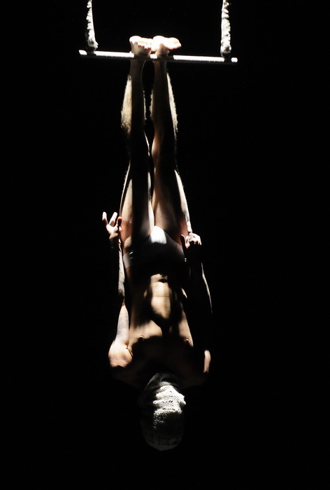 Zagreb, 291011.
Veceras je u staroj tvornici Jedinstvo odrzana jos jedna vecer 7. Festivala novog cirkusa, koji traje od 25.10. do 30.10. Veceras je odrzana cabaret predstava Red room.
Na fotografiji: nastup zracnog akrobata Cohdi Harrella
Foto: Admir Bul Zagreb, 291011.
Veceras je u staroj tvornici Jedinstvo odrzana jos jedna vecer 7. Festivala novog cirkusa, koji traje od 25.10. do 30.10. Veceras je odrzana cabaret predstava Red room.
Na fotografiji: nastup zracnog akrobata Cohdi Harrella
Foto: Admir Bul