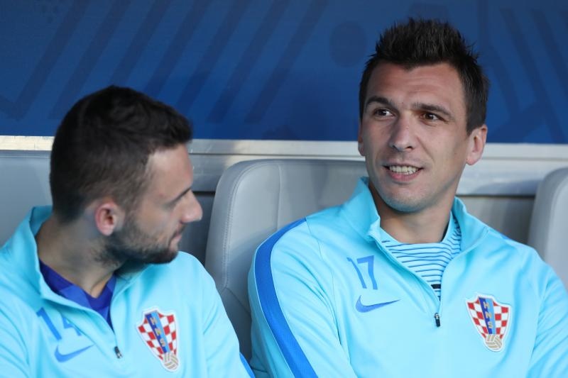 U dvoboju zadnjeg, 3. kola D skupine EURA u Bordeauxu igraju nogometaši Hrvatske i Španjolske (1-1).   Pred 40.000 gledatelja na stadionu Matmut Atlantic sudi Bjorn Kuipers.    Strijelci: 0-1 Morata (7), 1-1 Kalinić (45)