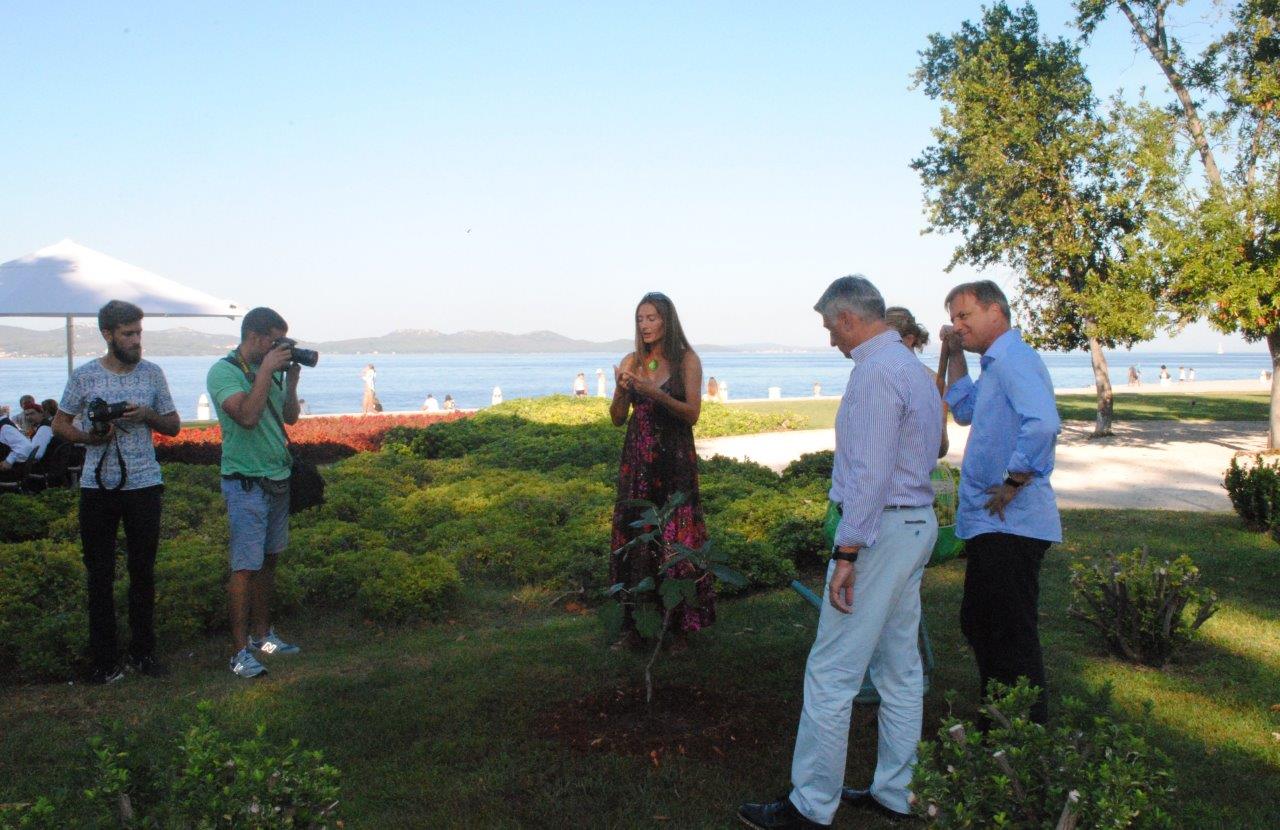 Gradonačelnik Dukić i župan Longin posadili smokvu kod Morskih orgulja