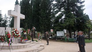 30.09.2013., Zadar – Na Gradskom groblju kod sredisnjeg kriza polozeni su vijenci stradalima u Domovinskom ratu povodom proslave dana obrane grada. Photo: Dino Stanin/PIXSELL Autor  Dino Stanin/PIXSELL KLJUČNE RIJEČI  polaganje vijenaca, obrana grada, o