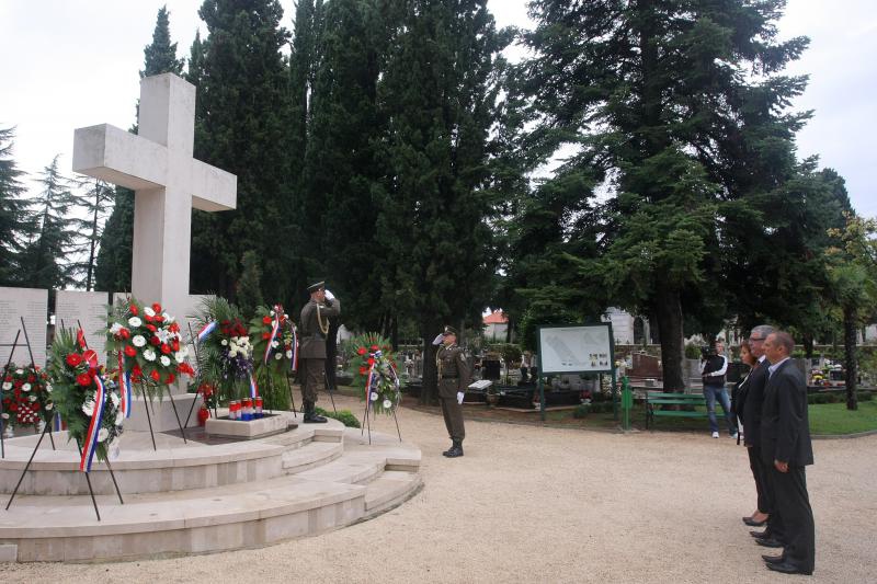 30.09.2013., Zadar – Na Gradskom groblju kod sredisnjeg kriza polozeni su vijenci stradalima u Domovinskom ratu povodom proslave dana obrane grada. Photo: Dino Stanin/PIXSELL Autor  Dino Stanin/PIXSELL KLJUČNE RIJEČI  polaganje vijenaca, obrana grada, o