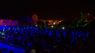 Mještani Bibinja sinoć su uživali u vrhunskom koncertu grupe Colonija na sportskom centru Crljenica Mještani Bibinja sinoć su uživali u vrhunskom koncertu grupe Colonija na sportskom centru Crljenica