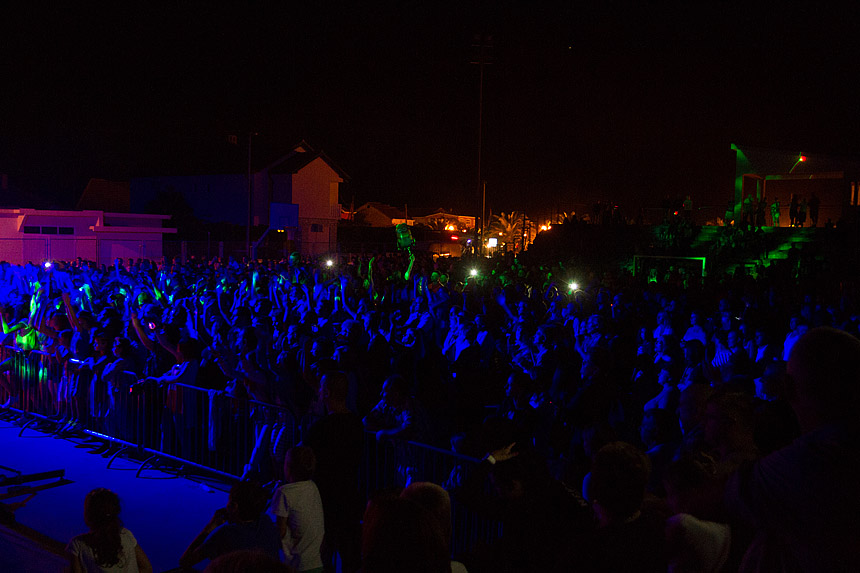 Mještani Bibinja sinoć su uživali u vrhunskom koncertu grupe Colonija na sportskom centru Crljenica Mještani Bibinja sinoć su uživali u vrhunskom koncertu grupe Colonija na sportskom centru Crljenica