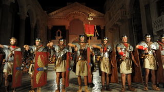 Split, 200812.
Tradicionalni “Dani Dioklecijana” koji se u Splitu uprilicuju zadnjih godina dozivljavaju svoju ekspanziju svake godine pa se tako i na vecerasnjoj manifestaciji zatvaranja natiskao prepun Peristil gdje se car Dioklecijan oprostio od svojih Split, 200812.
Tradicionalni “Dani Dioklecijana” koji se u Splitu uprilicuju zadnjih godina dozivljavaju svoju ekspanziju svake godine pa se tako i na vecerasnjoj manifestaciji zatvaranja natiskao prepun Peristil gdje se car Dioklecijan oprostio od svojih