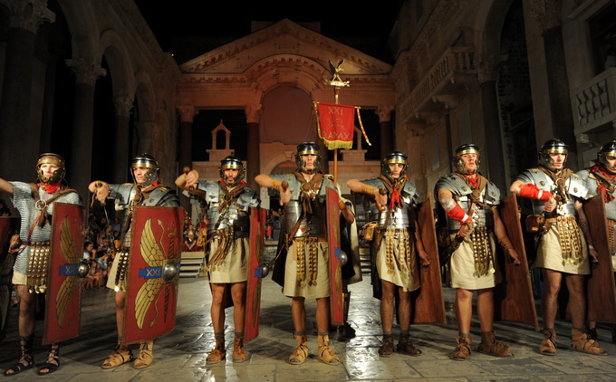 Split, 200812.
Tradicionalni “Dani Dioklecijana” koji se u Splitu uprilicuju zadnjih godina dozivljavaju svoju ekspanziju svake godine pa se tako i na vecerasnjoj manifestaciji zatvaranja natiskao prepun Peristil gdje se car Dioklecijan oprostio od svojih Split, 200812.
Tradicionalni “Dani Dioklecijana” koji se u Splitu uprilicuju zadnjih godina dozivljavaju svoju ekspanziju svake godine pa se tako i na vecerasnjoj manifestaciji zatvaranja natiskao prepun Peristil gdje se car Dioklecijan oprostio od svojih