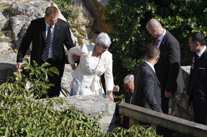 Knin, 050810.
Proslava Dana pobjede i 15. godisnjice akcije Oluja u Kninu. Jadranki Kosor pri penjanju na kninsku tvrdjavu pomogao je tjelohranitelj.
Foto: Jakov Prkic / Cropix Knin, 050810.
Proslava Dana pobjede i 15. godisnjice akcije Oluja u Kninu. Jadranki Kosor pri penjanju na kninsku tvrdjavu pomogao je tjelohranitelj.
Foto: Jakov Prkic / Cropix
