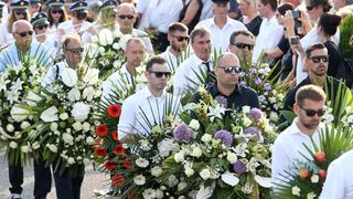 Posljednji ispraćaj Olivera Dragojevića na groblju Sveti Roko u Veloj Luci Posljednji ispraćaj Olivera Dragojevića na groblju Sveti Roko u Veloj Luci