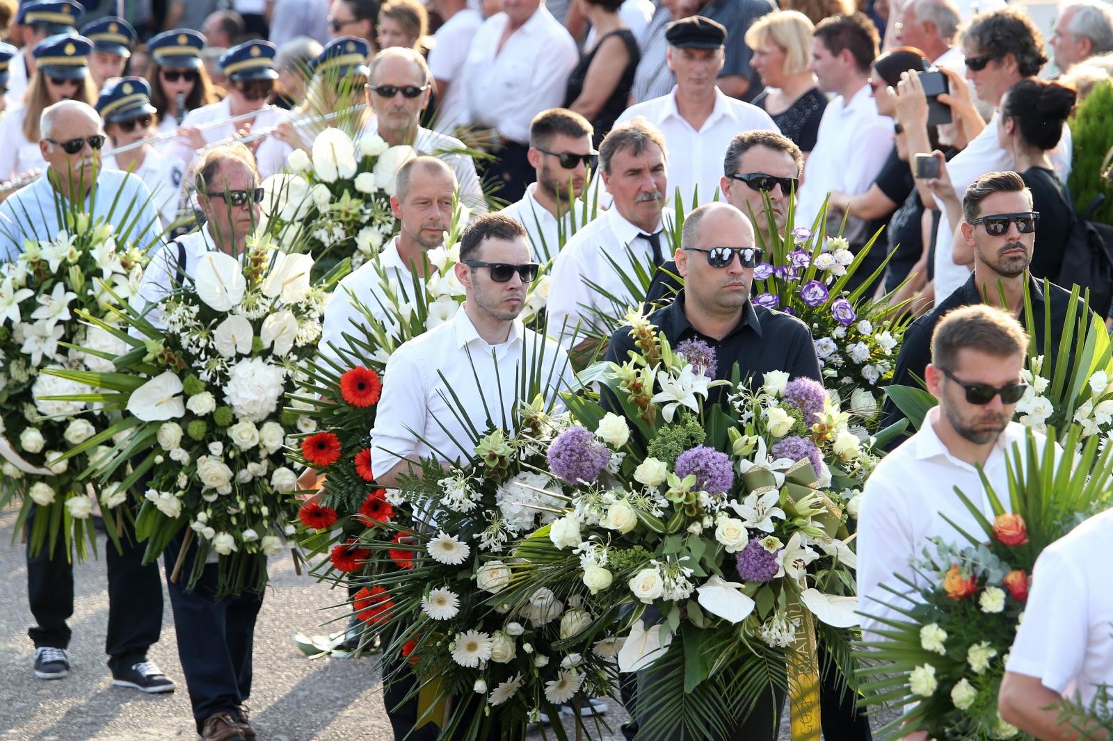 Posljednji ispraćaj Olivera Dragojevića na groblju Sveti Roko u Veloj Luci Posljednji ispraćaj Olivera Dragojevića na groblju Sveti Roko u Veloj Luci