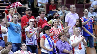 Katowice, 190909.
Dvorana Sport Arena Spodek.
Europsko prvenstvo u kosarci u Poljskoj, razigravanje izmedju Rusije i Hrvatske za odlazak na Svjetsko prvenstvo u Turskoj slijedece godine.
Na slici: hrvatski navijaci.
Foto: Drago Sopta  / CROPIX