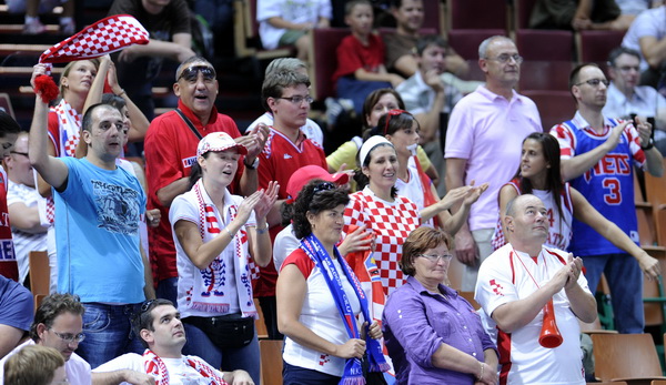Katowice, 190909.
Dvorana Sport Arena Spodek.
Europsko prvenstvo u kosarci u Poljskoj, razigravanje izmedju Rusije i Hrvatske za odlazak na Svjetsko prvenstvo u Turskoj slijedece godine.
Na slici: hrvatski navijaci.
Foto: Drago Sopta  / CROPIX