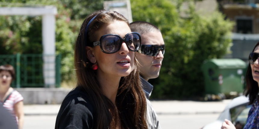 Zadar, 070610.
Danas je Avi Karabatic pocelo sudjenje radi optuzbi za ucjenu i iznudu novca profesora Zivka Nizica. Pred sudom se nasala njena majka te decko Spiro koji su takodjer optuzeni. U pratnji im je bio i Avin otac.
Foto: Jure Miskovic / CROPIX