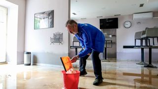 Obrovac: Poplava se polako povlači, stanovnici spašavaju stvari iz domova