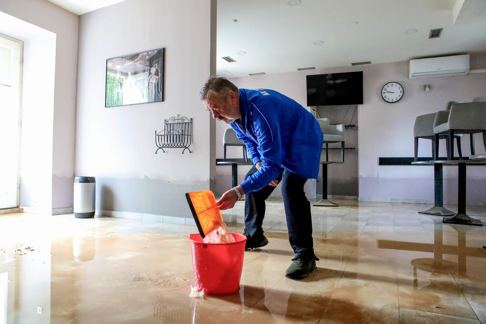 Obrovac: Poplava se polako povlači, stanovnici spašavaju stvari iz domova