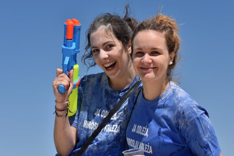 Ludijada zadarskih maturanata uz pjesmu i kupanje na Morskim orguljama. Foto: Dino Stanin/PIXSELL Ludijada zadarskih maturanata uz pjesmu i kupanje na Morskim orguljama. Foto: Dino Stanin/PIXSELL