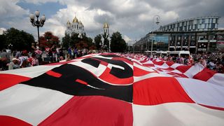 U Fun zoni u Kalinjingradu hrvatski navijači razvili 96-metarsku zastavu