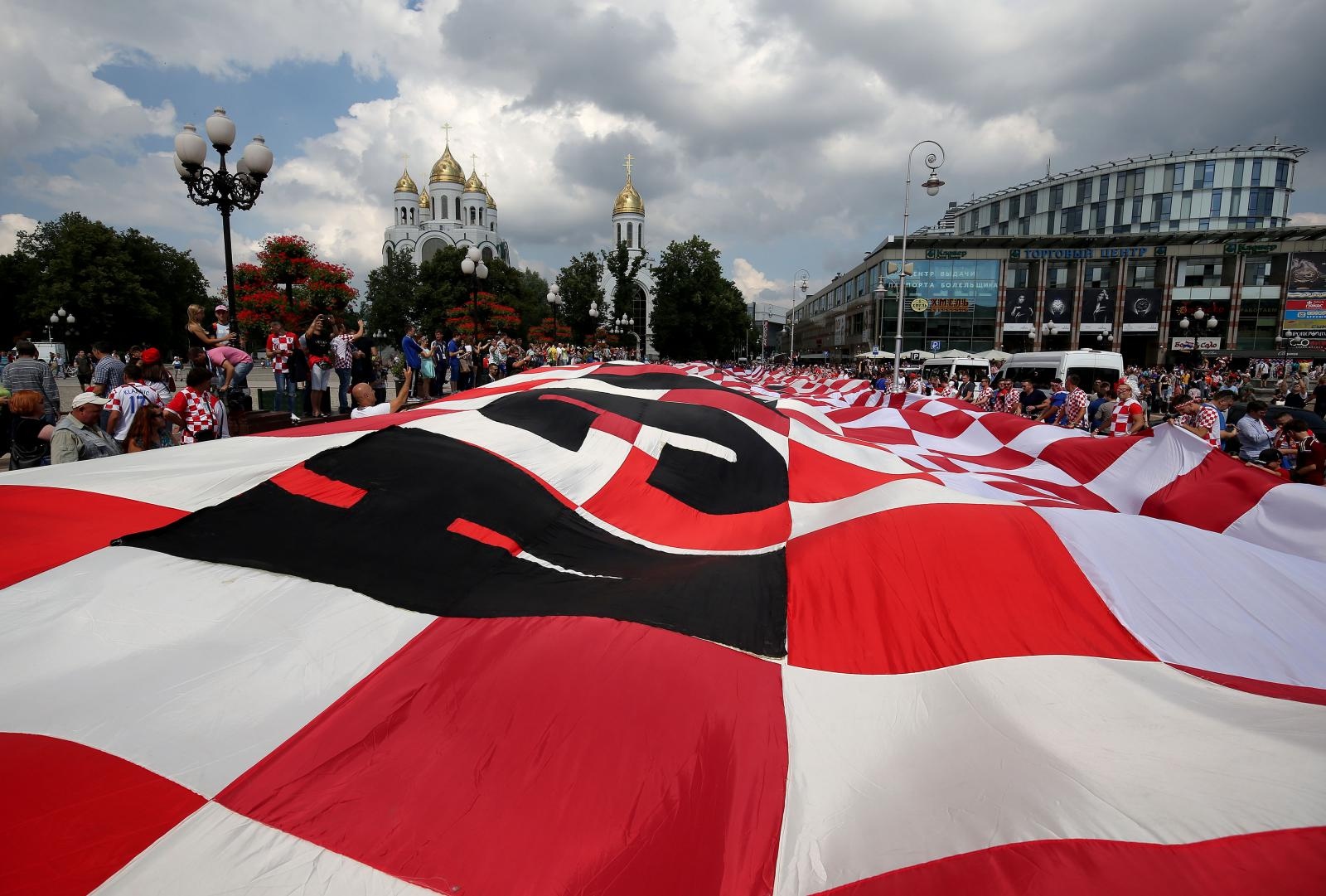 U Fun zoni u Kalinjingradu hrvatski navijači razvili 96-metarsku zastavu