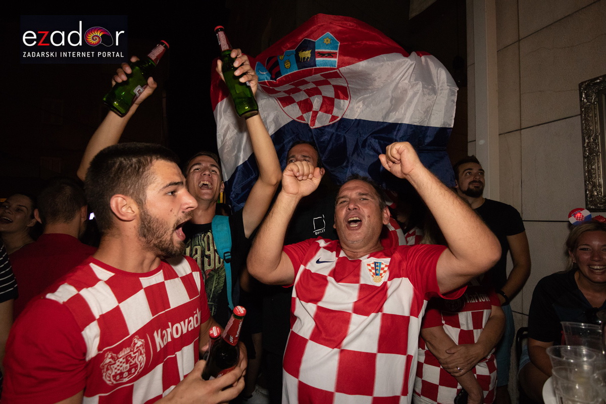 Čudesna noć: Velika fešta ulicama Zadra nakon plasmana Vatrenih u finale SP Čudesna noć: Velika fešta ulicama Zadra nakon plasmana Vatrenih u finale SP