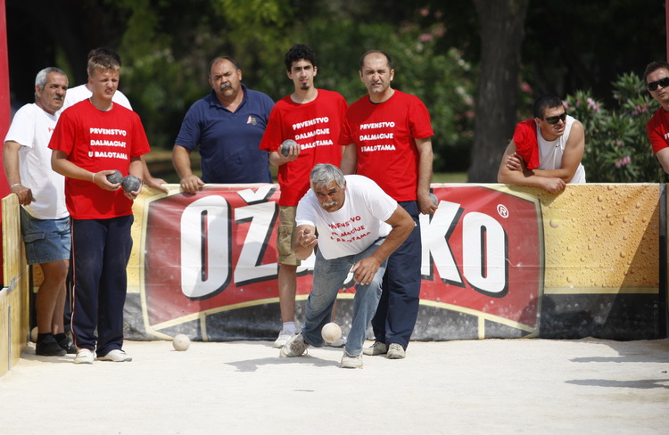 Zadar, 050611.
Na zadarskoj rivi zapocelo je prvenstvo Dalmacije u balotama koje organizira Slobodna Dalmacija. 
Prijavljeno je ukupno 19 ekipa.
Foto: Jure Miskovic / CROPIX