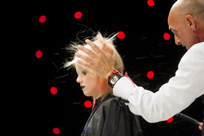 Zagreb, 250911.
U Areni Zagreb 24. i 25.09. odrzava se Beauty i Lifestyle Show, sajam ljepote.
Najveci show danas napravili su sarajevski frizeri.
Na slici: Sarajevo hair show.
Foto: Neja Markicevic / CROPIX Zagreb, 250911.
U Areni Zagreb 24. i 25.09. odrzava se Beauty i Lifestyle Show, sajam ljepote.
Najveci show danas napravili su sarajevski frizeri.
Na slici: Sarajevo hair show.
Foto: Neja Markicevic / CROPIX