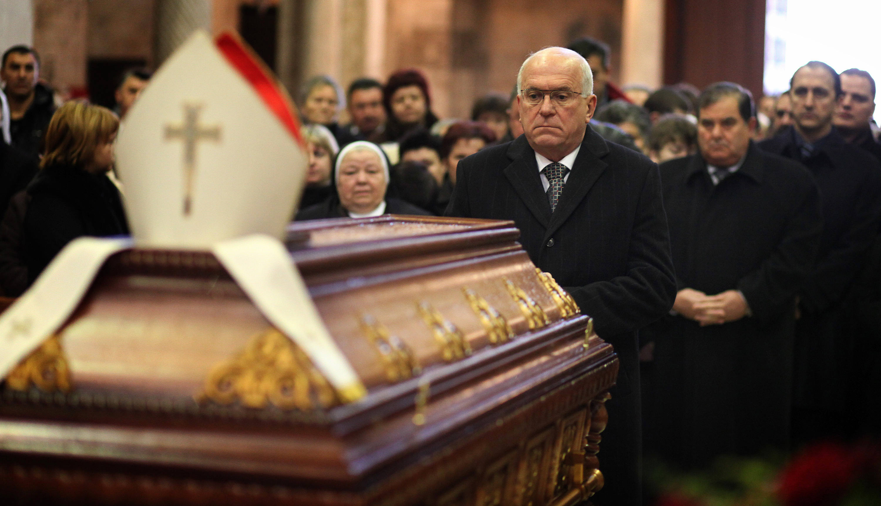 Brojni su Zadrani dosli odati pocast preminulom nadbiskupu . Foto : Vladimir Ivanov /CROPIX