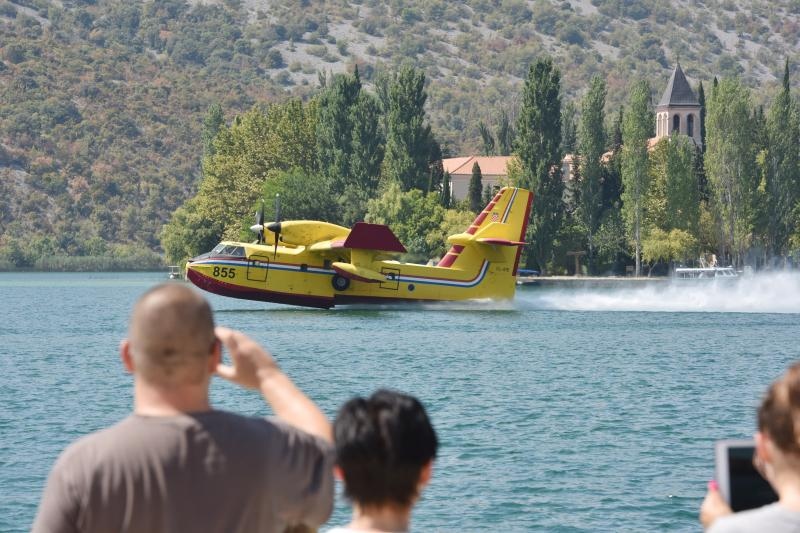 Piloti kanadera oduševljavali spektakularnim uzimanjem vode iz Visovačkog jezera Piloti kanadera oduševljavali spektakularnim uzimanjem vode iz Visovačkog jezera