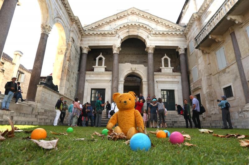 Performans na Peristilu: Doručak na travi. Photo: Miranda Cikotic/PIXSELL