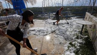 Plomin: olujno nevrijeme s tučom zahvatilo područje grada, građani koristili lopate za snijeg