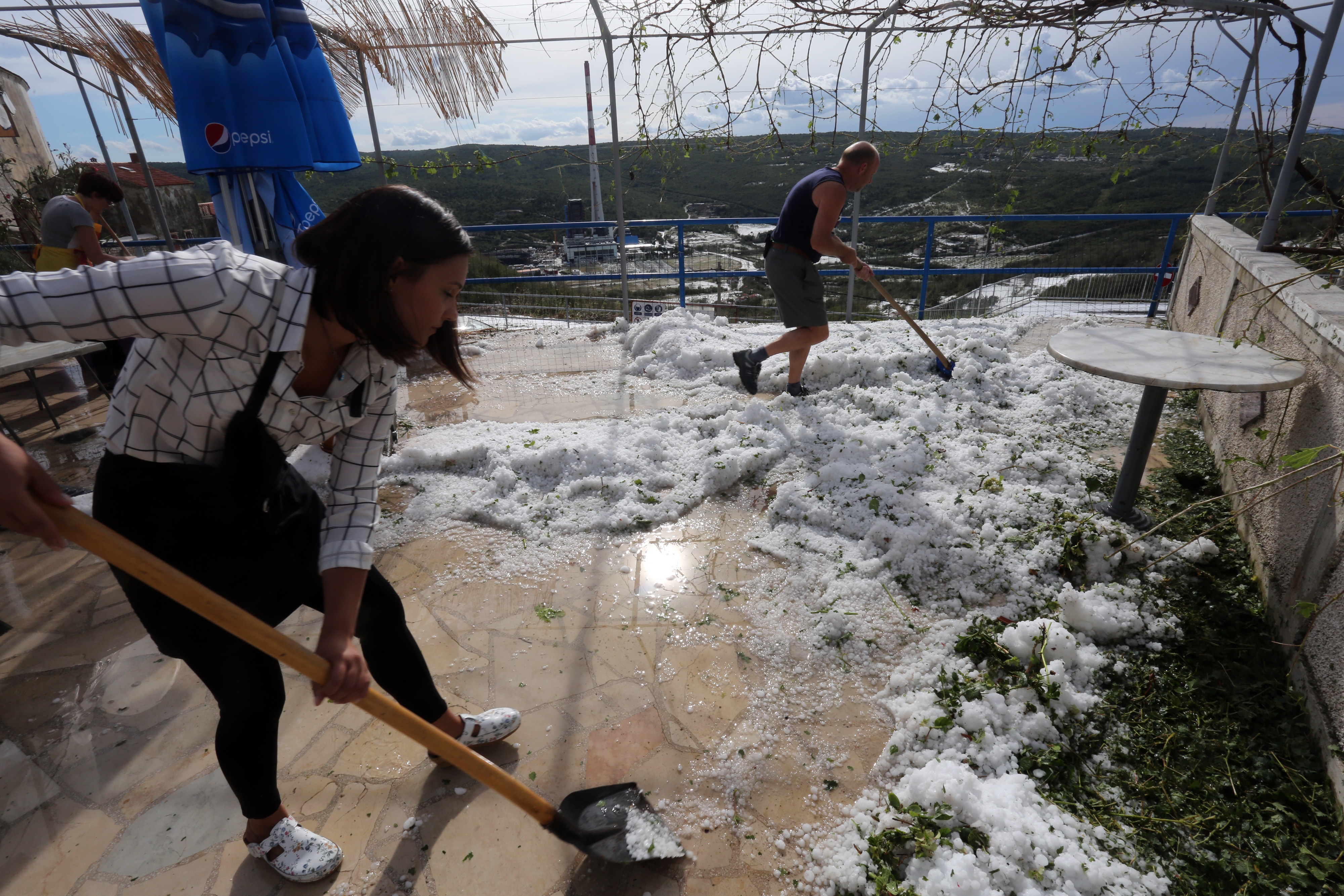 Plomin: olujno nevrijeme s tučom zahvatilo područje grada, građani koristili lopate za snijeg
