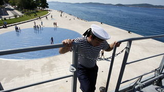 Zadar, 050810.
Brod Hrvatske ratne mornarice Andrija Mohorovcic na vezu u zadarskoj luci otvoren je za gradjane koji ga mogu razgledati, od 8 do 12 sati.
Foto: Jure Miskovic / CROPIX