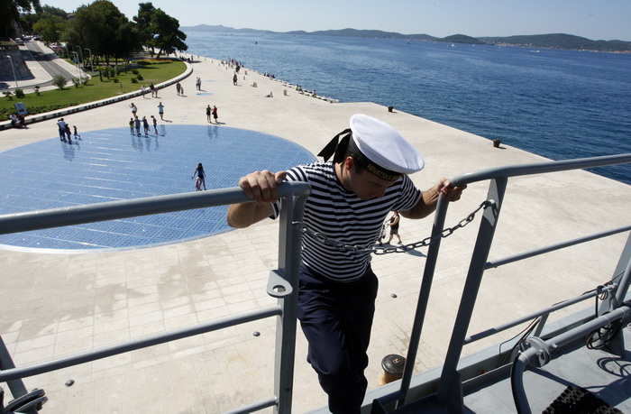 Zadar, 050810.
Brod Hrvatske ratne mornarice Andrija Mohorovcic na vezu u zadarskoj luci otvoren je za gradjane koji ga mogu razgledati, od 8 do 12 sati.
Foto: Jure Miskovic / CROPIX