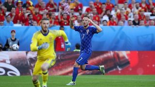 U dvoboju zadnjeg, 3. kola D skupine EURA u Bordeauxu igraju nogometaši Hrvatske i Španjolske (1-1).   Pred 40.000 gledatelja na stadionu Matmut Atlantic sudi Bjorn Kuipers.    Strijelci: 0-1 Morata (7), 1-1 Kalinić (45)