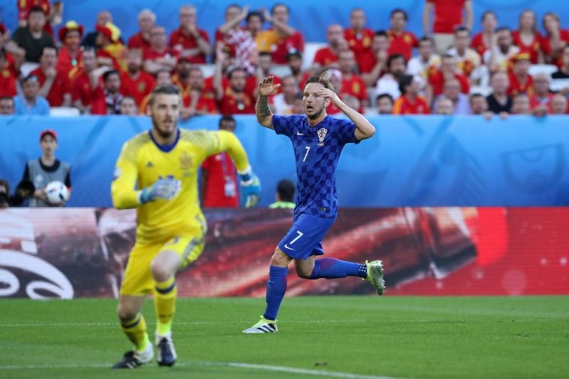 U dvoboju zadnjeg, 3. kola D skupine EURA u Bordeauxu igraju nogometaši Hrvatske i Španjolske (1-1).   Pred 40.000 gledatelja na stadionu Matmut Atlantic sudi Bjorn Kuipers.    Strijelci: 0-1 Morata (7), 1-1 Kalinić (45)
