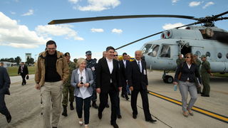 Zadar, 130513.
Predsjednik Vlade RH Zoran Milanovic prisustvovao je programu pokazne vatrogasne vjezbe Ljeto 2013 u Zracnoj luci Zadar. U pokaznoj vatrogasnoj vjezbi sudjelovale su protupozarne snage Drzavne uprave za zastitu i spasavanje, Namjenski orga Zadar, 130513.
Predsjednik Vlade RH Zoran Milanovic prisustvovao je programu pokazne vatrogasne vjezbe Ljeto 2013 u Zracnoj luci Zadar. U pokaznoj vatrogasnoj vjezbi sudjelovale su protupozarne snage Drzavne uprave za zastitu i spasavanje, Namjenski orga