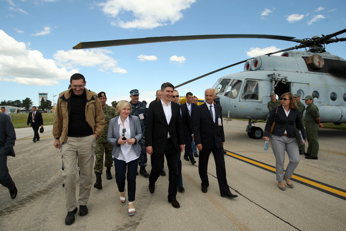 Zadar, 130513.
Predsjednik Vlade RH Zoran Milanovic prisustvovao je programu pokazne vatrogasne vjezbe Ljeto 2013 u Zracnoj luci Zadar. U pokaznoj vatrogasnoj vjezbi sudjelovale su protupozarne snage Drzavne uprave za zastitu i spasavanje, Namjenski orga Zadar, 130513.
Predsjednik Vlade RH Zoran Milanovic prisustvovao je programu pokazne vatrogasne vjezbe Ljeto 2013 u Zracnoj luci Zadar. U pokaznoj vatrogasnoj vjezbi sudjelovale su protupozarne snage Drzavne uprave za zastitu i spasavanje, Namjenski orga