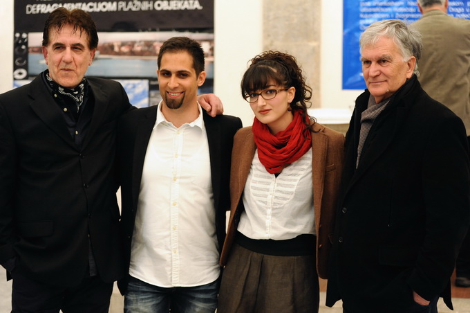 Zadar, 030413
Izlozbom “Zeleno i plavo” koja je veceras otvorena u prostoru Gradske loze, predstavila su se dva projekta – diplomski radovi mladih arhitekata Matije Huzjaka i Darke Perincic. “Mediteranski domus: Prijedlog urbanog razvoja Zadra” je ZELENO Zadar, 030413
Izlozbom “Zeleno i plavo” koja je veceras otvorena u prostoru Gradske loze, predstavila su se dva projekta – diplomski radovi mladih arhitekata Matije Huzjaka i Darke Perincic. “Mediteranski domus: Prijedlog urbanog razvoja Zadra” je ZELENO