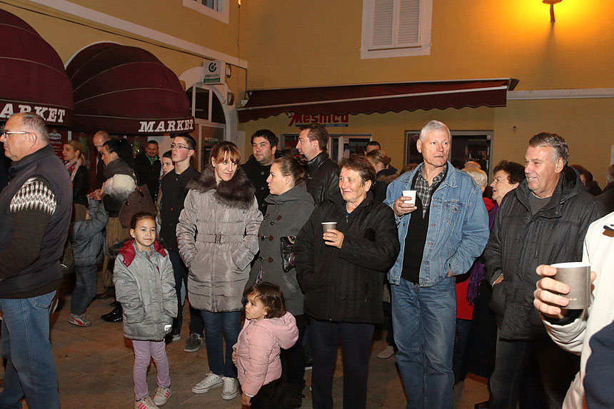 Bibinje: Božićni sajam na Trgu Franje Tuđmana Bibinje: Božićni sajam na Trgu Franje Tuđmana