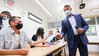 Kandidat za gradonačelnika Marko Vučetić i kandidat za župana Božidar Longin izašli na birališta Kandidat za gradonačelnika Marko Vučetić i kandidat za župana Božidar Longin izašli na birališta