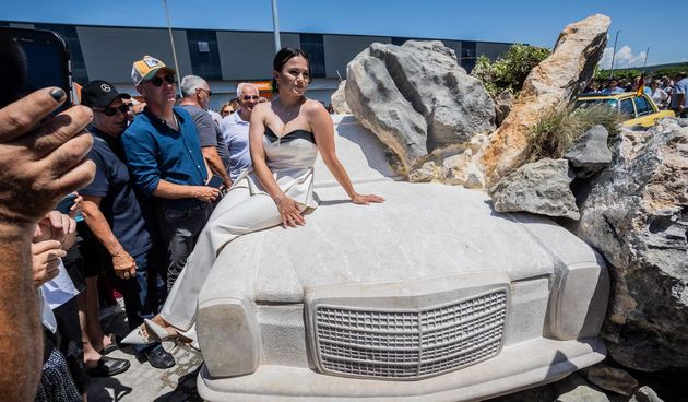 Imotski: Otvorenje spomenika Hrvatskom iseljeniku u obliku Meredesa isklesanog u kamenu