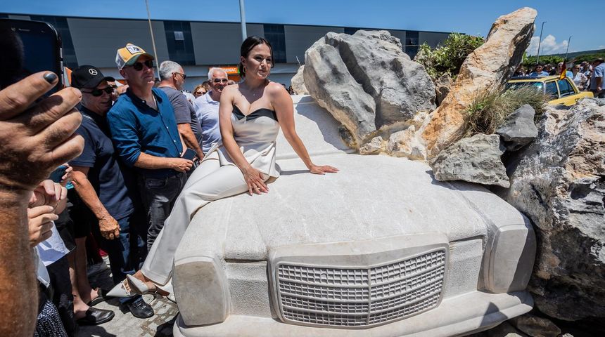 Imotski: Otvorenje spomenika Hrvatskom iseljeniku u obliku Meredesa isklesanog u kamenu Imotski: Otvorenje spomenika Hrvatskom iseljeniku u obliku Meredesa isklesanog u kamenu