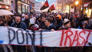 Zagreb, 220213.
Tristotinjak prosvjednika prosetalo je ulicama Zagreba u sklopu prosvjeda koji su organizirale skupine Occupy Croatia i Anonymous Hrvatska. U prosvjednoj setnji na nekoliko minuta zastali su uz zgrade Narodne banke, HDZ-a i SDP-a.
Na fotog Zagreb, 220213.
Tristotinjak prosvjednika prosetalo je ulicama Zagreba u sklopu prosvjeda koji su organizirale skupine Occupy Croatia i Anonymous Hrvatska. U prosvjednoj setnji na nekoliko minuta zastali su uz zgrade Narodne banke, HDZ-a i SDP-a.
Na fotog