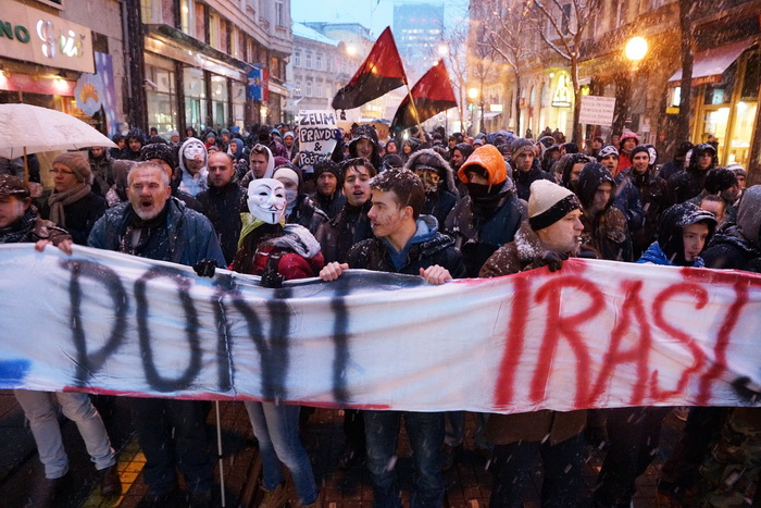 Zagreb, 220213.
Tristotinjak prosvjednika prosetalo je ulicama Zagreba u sklopu prosvjeda koji su organizirale skupine Occupy Croatia i Anonymous Hrvatska. U prosvjednoj setnji na nekoliko minuta zastali su uz zgrade Narodne banke, HDZ-a i SDP-a.
Na fotog Zagreb, 220213.
Tristotinjak prosvjednika prosetalo je ulicama Zagreba u sklopu prosvjeda koji su organizirale skupine Occupy Croatia i Anonymous Hrvatska. U prosvjednoj setnji na nekoliko minuta zastali su uz zgrade Narodne banke, HDZ-a i SDP-a.
Na fotog