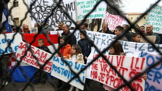Zadar, 081210.
Prosvjed mjestana Podgradine ispred zgrade zupanijske uprave zbog toga jer njihovo mjesto nije registirano kao mjesto. Kolona prosvjednika je krenula s Branimirove obale, preko Poluotoka i dosla pred zgradu zupanije.
Foto: Vladimir Ivanov /
